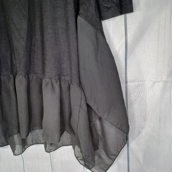 Pebble and Stone 3/4 Sleeve shirt with sheer bottom - Picture 2 of 9